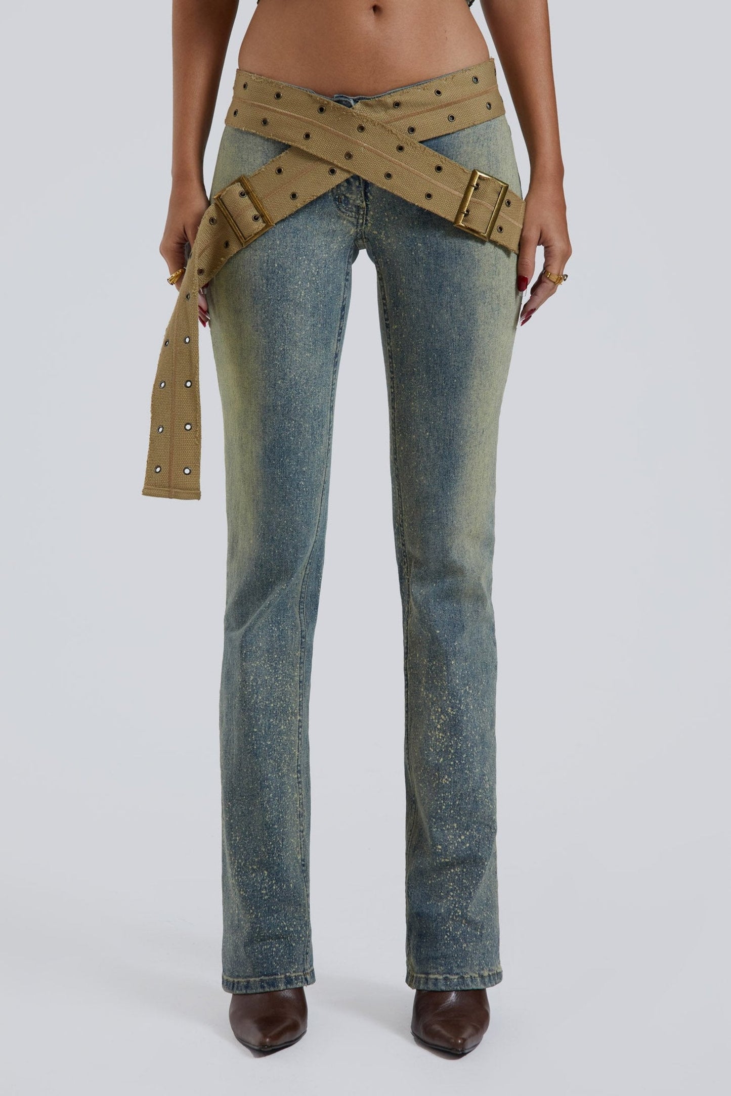 Jeans mit Riemen in Stonewash-Optik